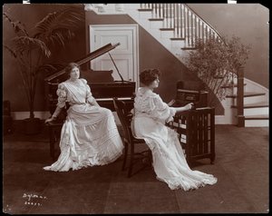 Due donne con un pianoforte e attrezzatura di registrazione